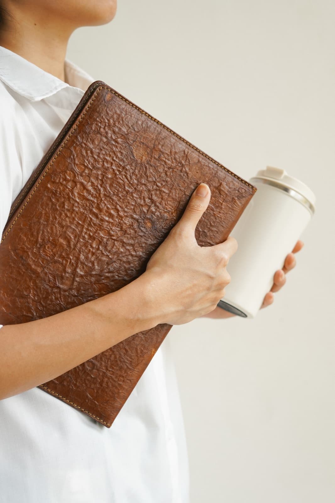 A model holding a Symbia bioleather folder