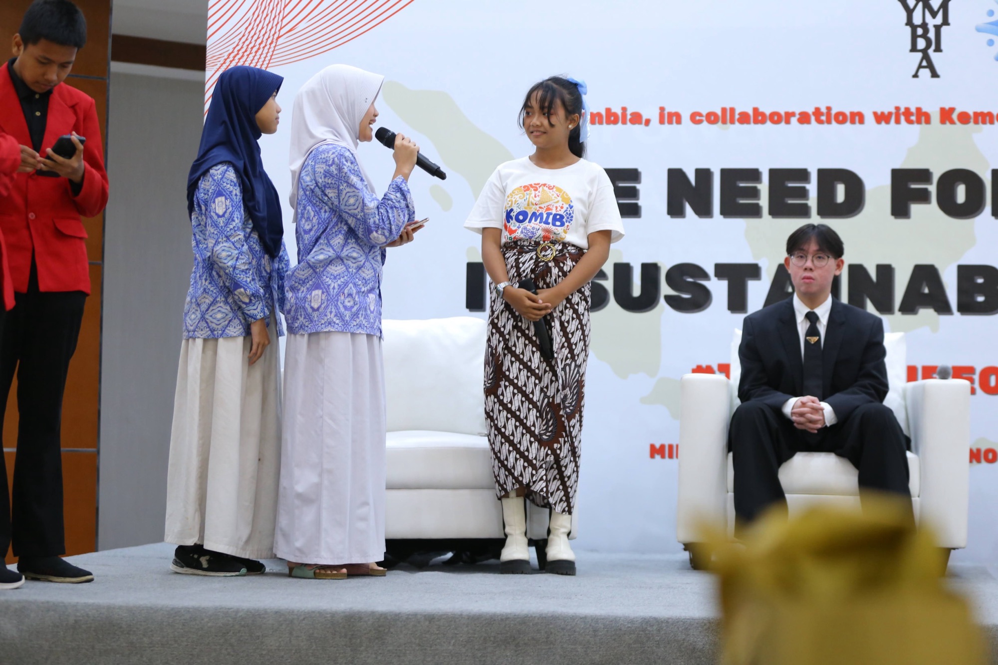 Students taking the microphone during a Symbia seminar